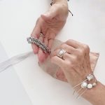 Trendy tips to combine your jewelry. Matching silver and pearl elements in rings and bracelets.