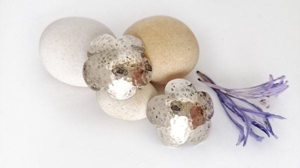 silver-hammered-flower-earrings